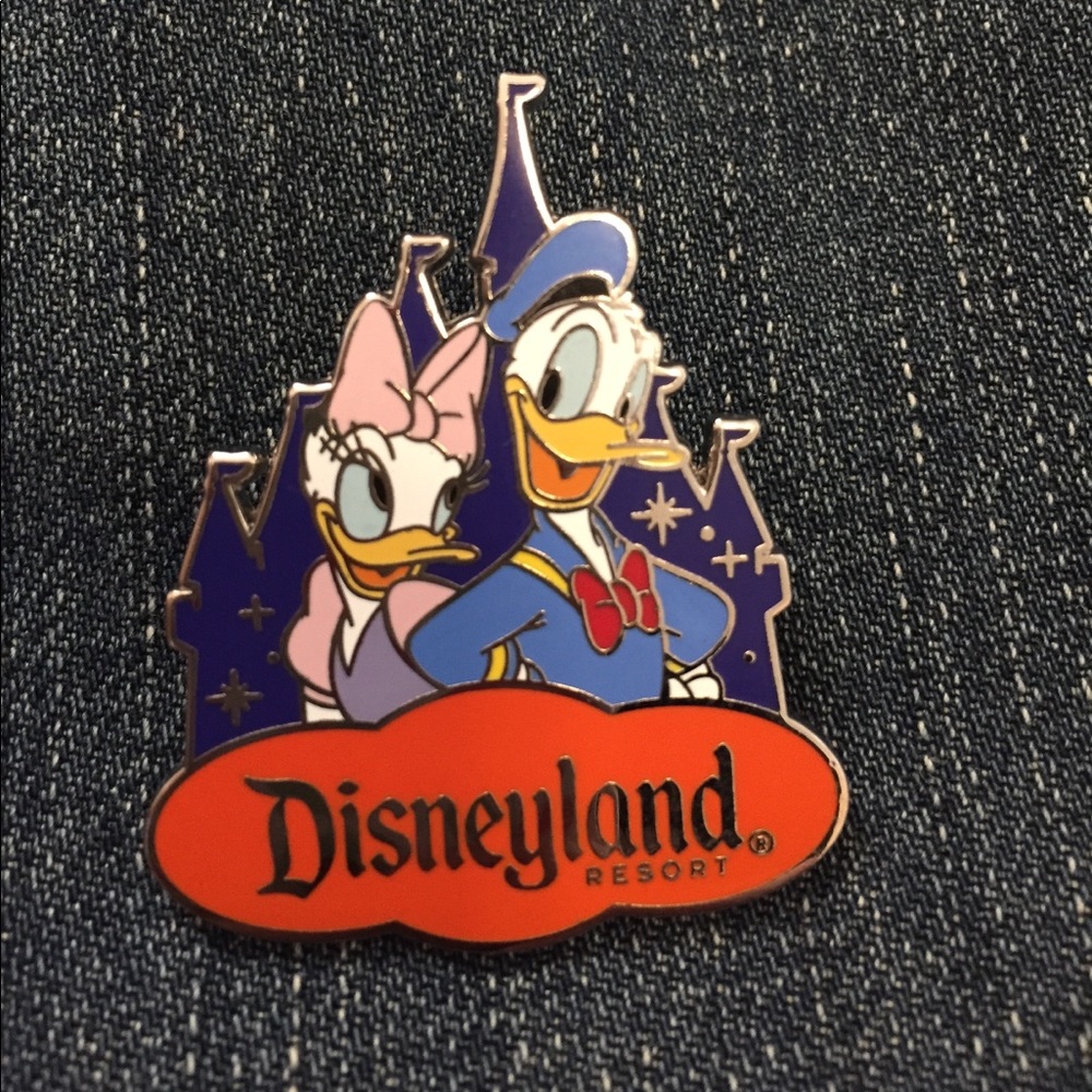 Donald & Daisy LE Disney Castle pin